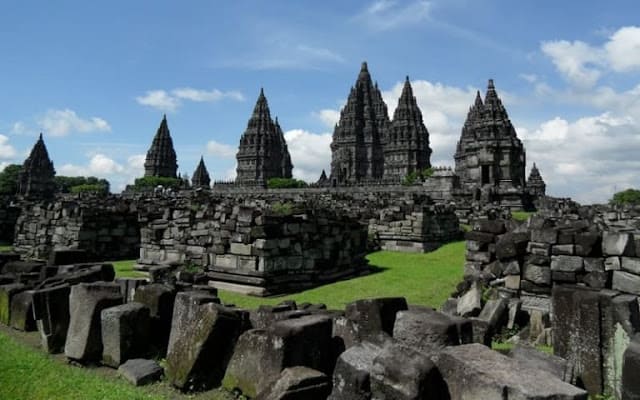perbedaan candi hindu dan budha