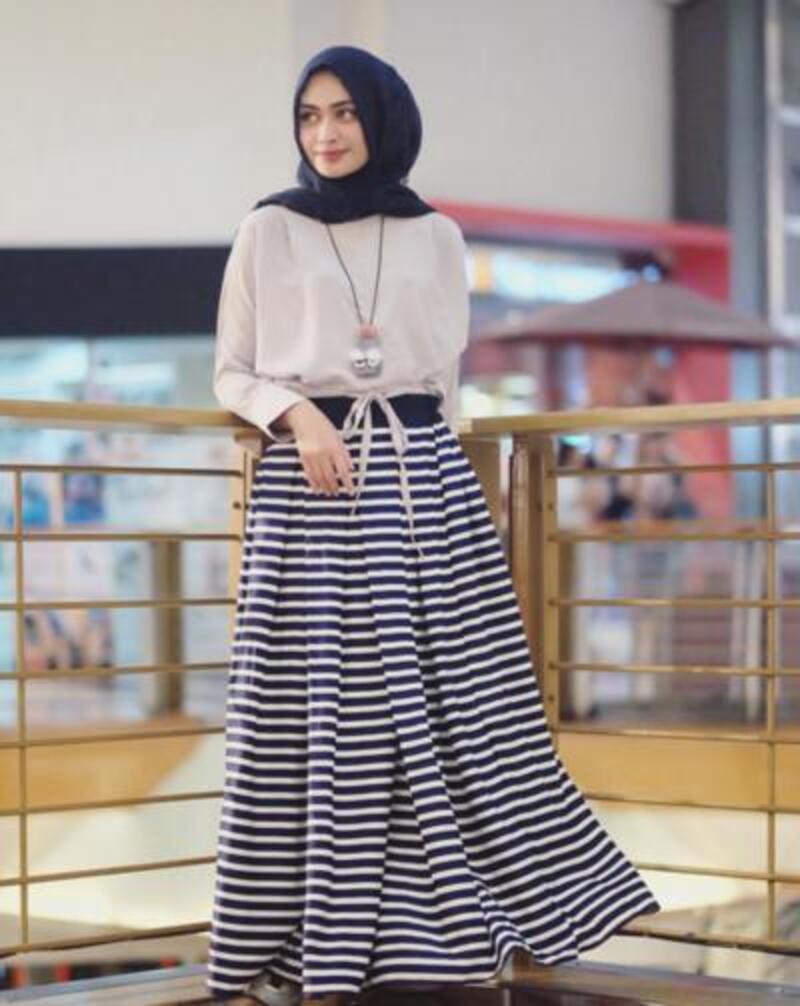 Rok motif dan blouse polos
