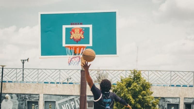 Jika dalam sebuah pertandingan bola basket seorang pemain penyerang berada di daerah pertahanan lawan