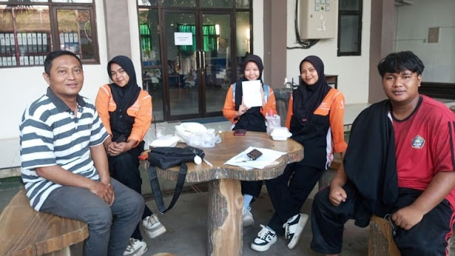 Andi BS bersama siswa SMK Muhammadiyah 6 Rogojampi