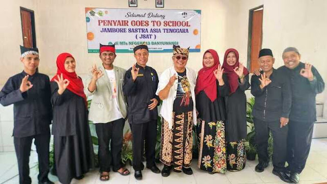 Penyair Goes to School di MTsN 10 Banyuwangi