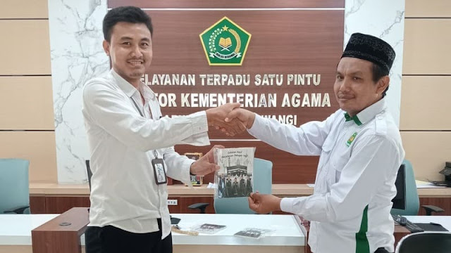 Syafaat Serahkan Buku Catatan Perjalanan Petugas Haji 2024