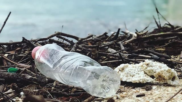 sampah plastik dapat mencemari lingkungan