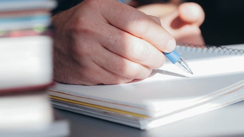 sikap tokoh aku setelah menyadari adanya seorang wanita tua mengikuti perlombaan