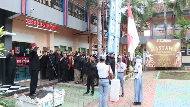 Upacara HUT RI ke-80 di SMK PGRI Rogojampi