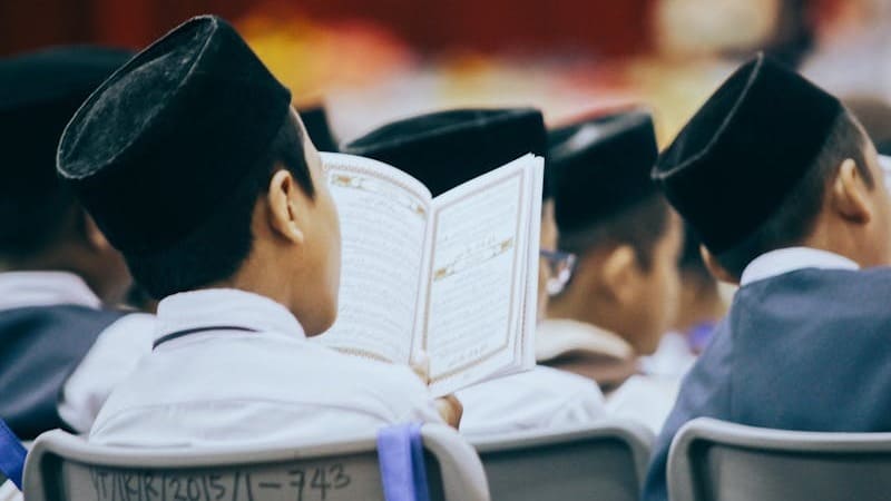 pandangan orang yang mengimani hari akhir terhadap kemegahan dunia