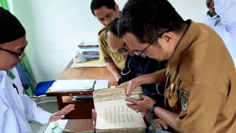 naskah kuno bersejarah berupa Al Quran tulisan tangan