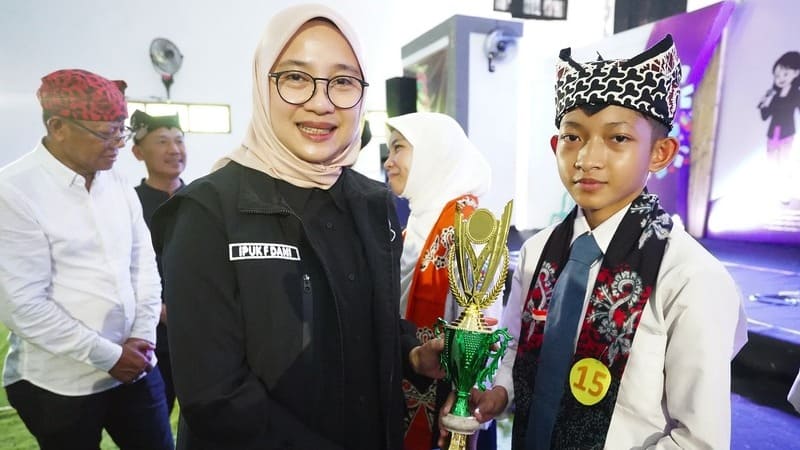 Juara Puisi Festival Literasi Using