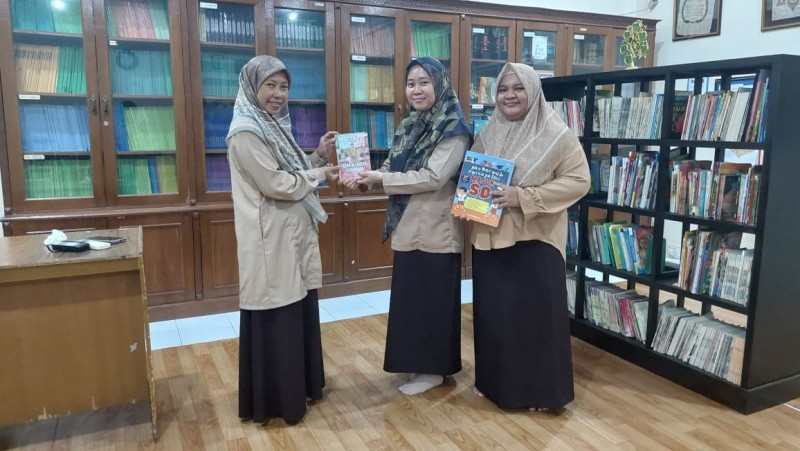 Guru-guru Madrasah Ibtidaiyah Negeri (MIN) 14 Al-Azhar Asy-Syarif berpartisipasi dalam Program Sedekah Buku