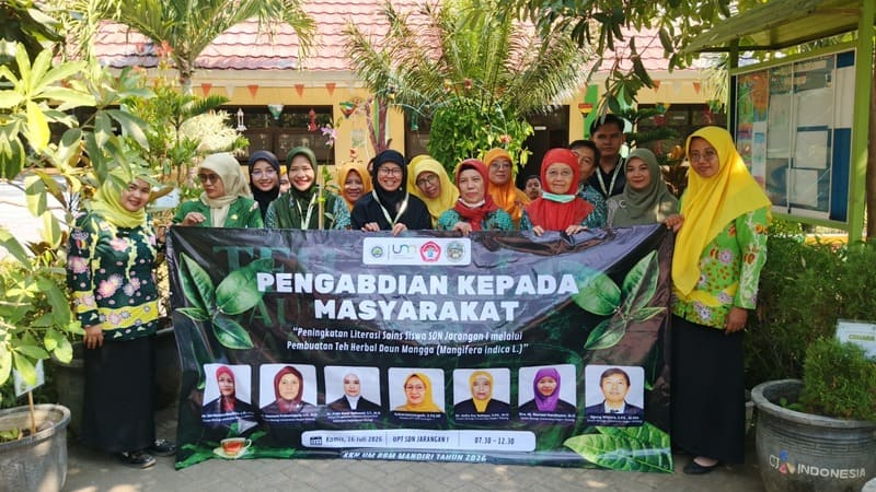 Dosen dan Mahasiswa Universitas Negeri Malang Gelar Pelatihan Pembuatan Teh Herbal Daun Mangga di SDN Jarangan 1