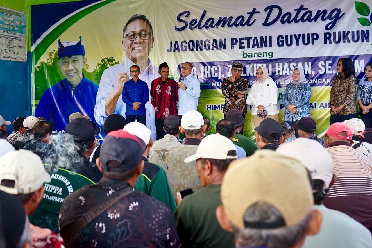 Zulhas Jagongan Bareng Petani Banyuwangi